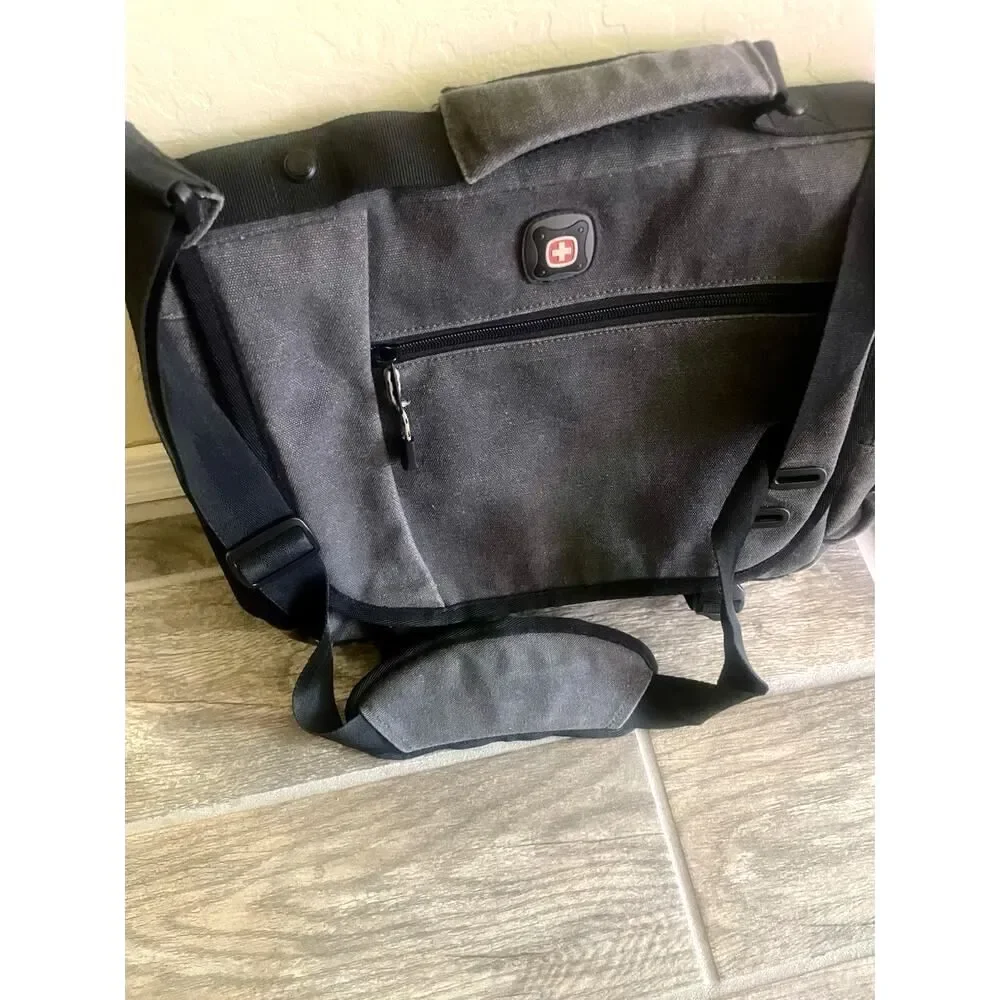 SwissGear Zinc DSLR Camera Messenger Bag in GREAT CONDITION